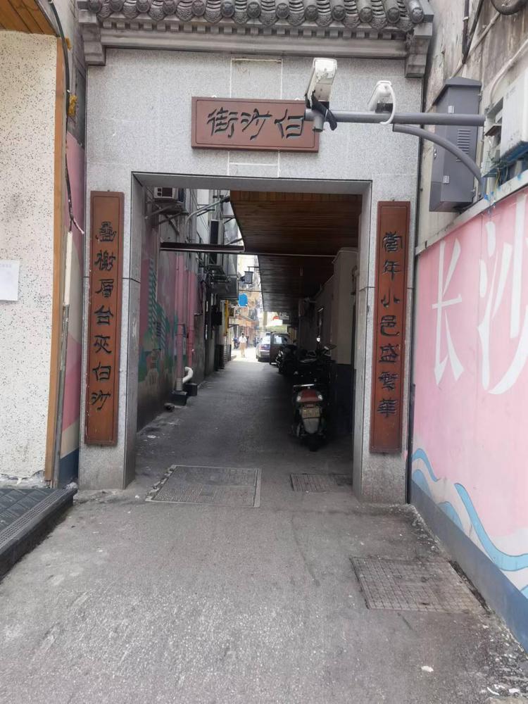 白沙街成夜归女孩“梦魇”，56岁超市大姐留灯11年，守护她们回家