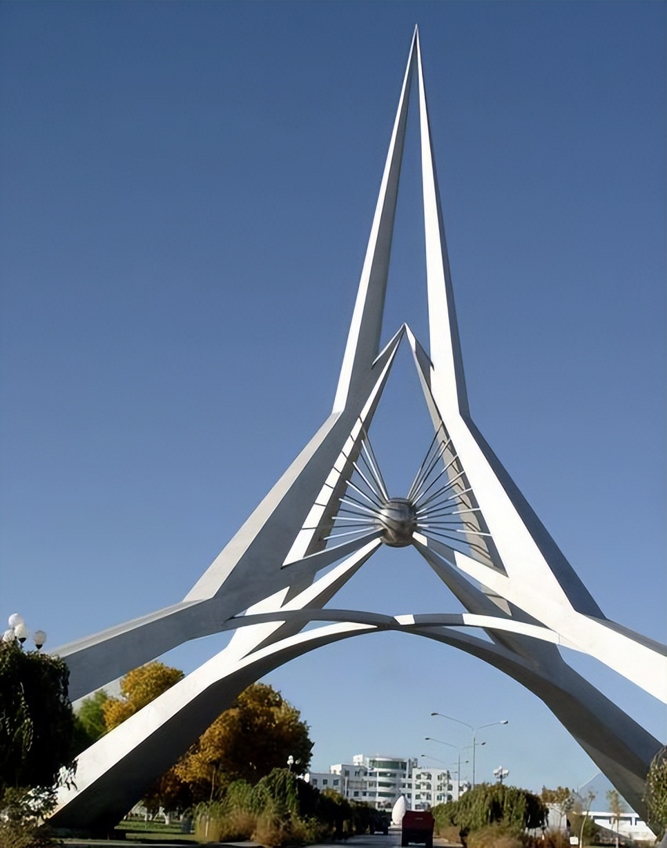 这里是挑战科技尖端前沿的战场，创造了许多震荡寰宇的中国奇迹