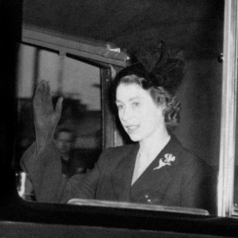 九十六张照片回顾英国女王的一生 (96张图看完英国女王的一生)