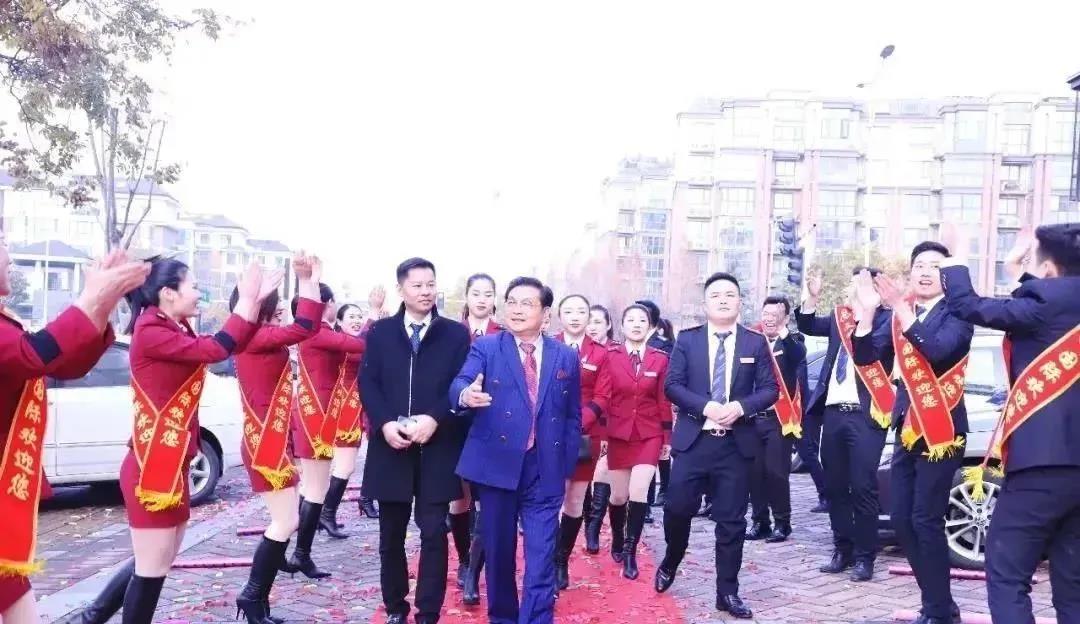 吹老板“彩虹屁”翻车的文峰，被立案调查！投诉达476件