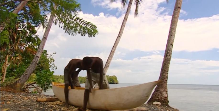 古老部落徒手捕鲨鱼,土著人原始部落捕猎鲨鱼