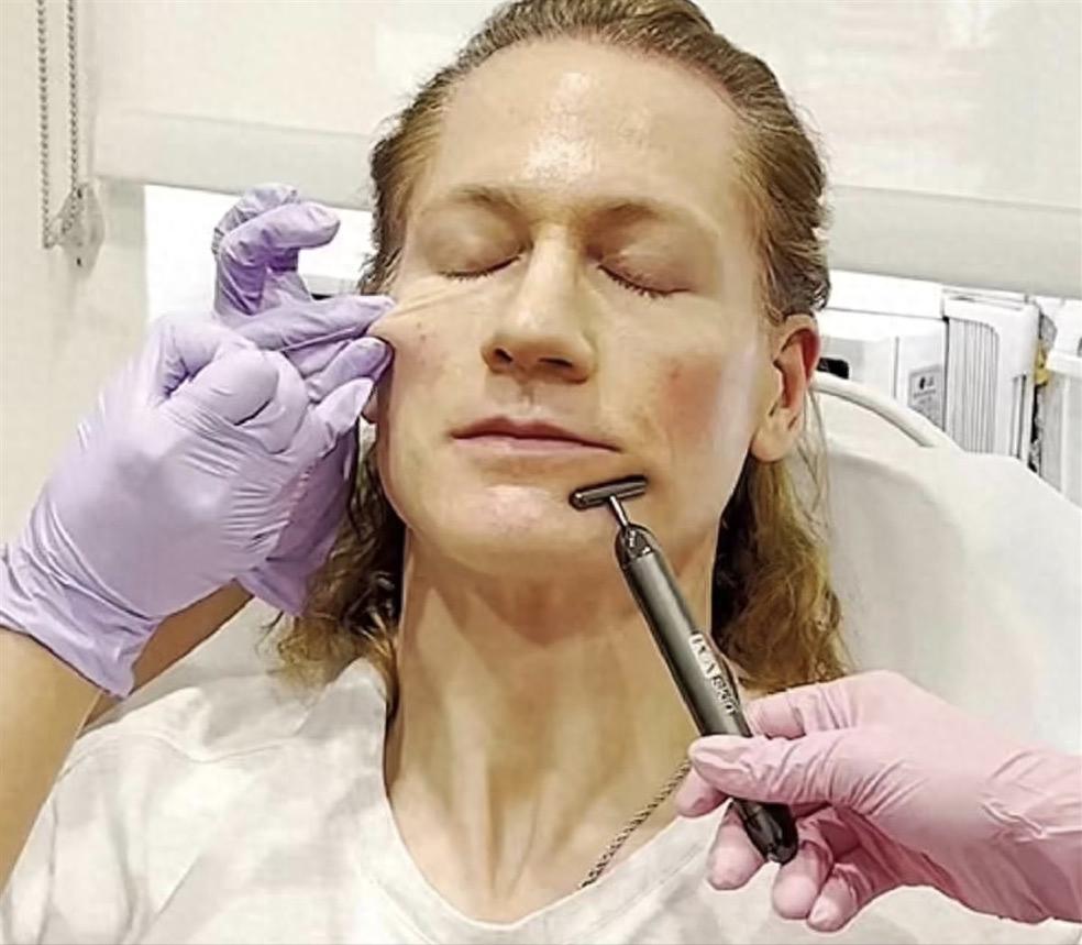 45岁亿万富翁与儿子换血,45岁亿万富豪重回18岁