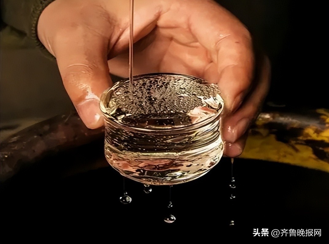 白酒未必越陈越香,40年前的老酒还能喝吗?行家的答案很意外