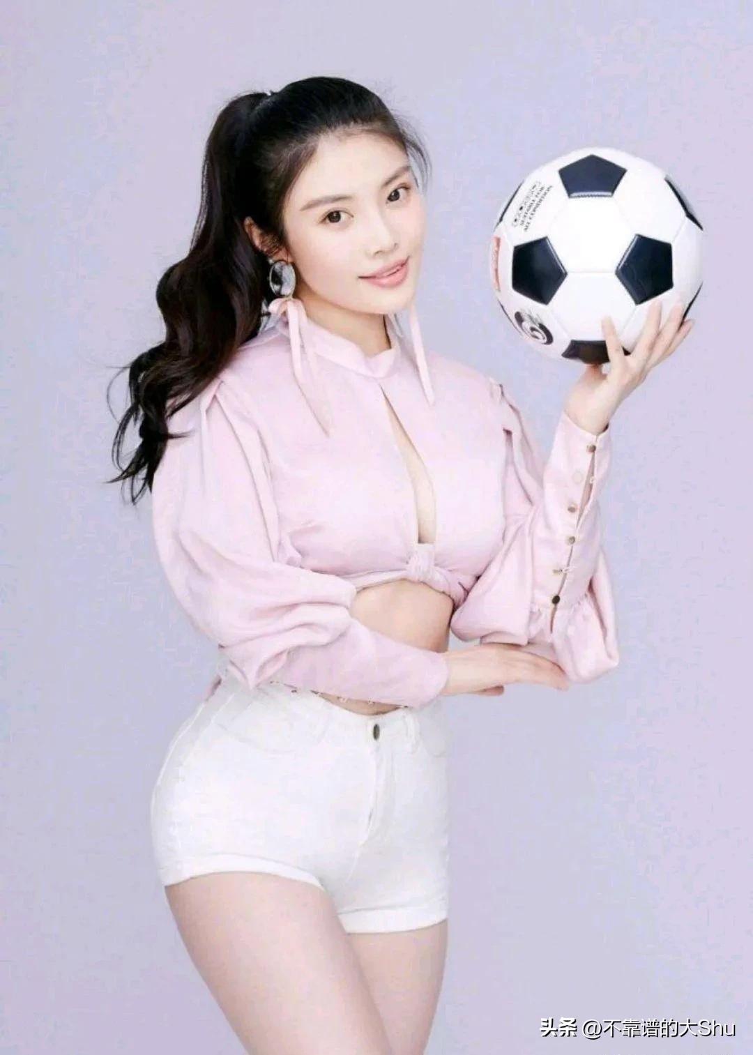 她身材高挑,她身材苗条