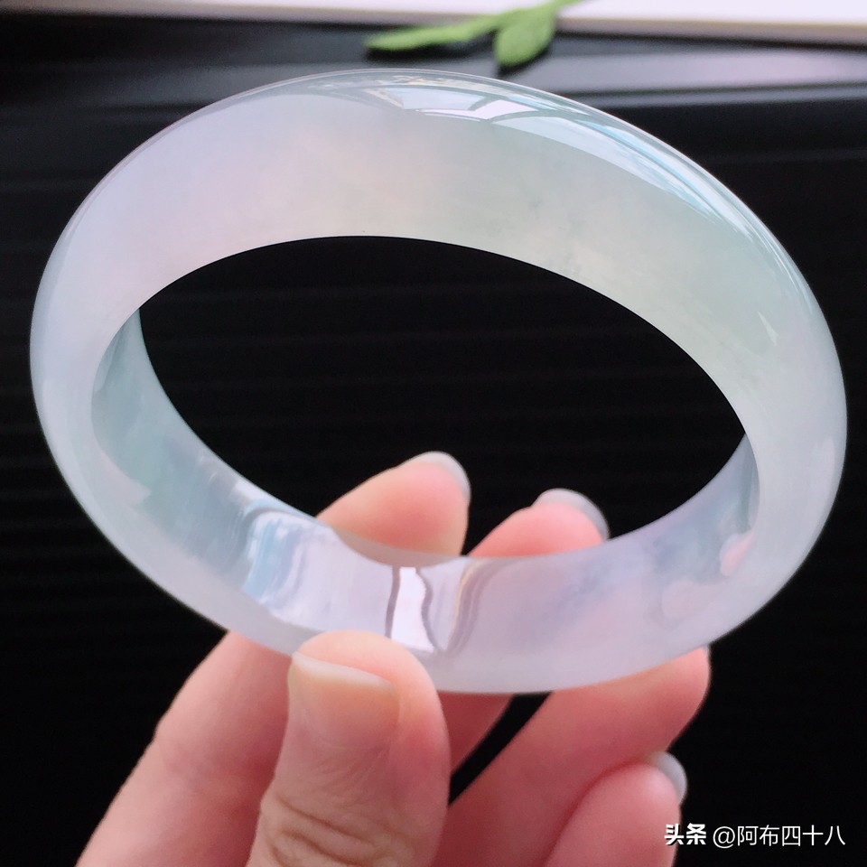 翡翠冰淡春彩,天然翡翠冰种飘绿如意