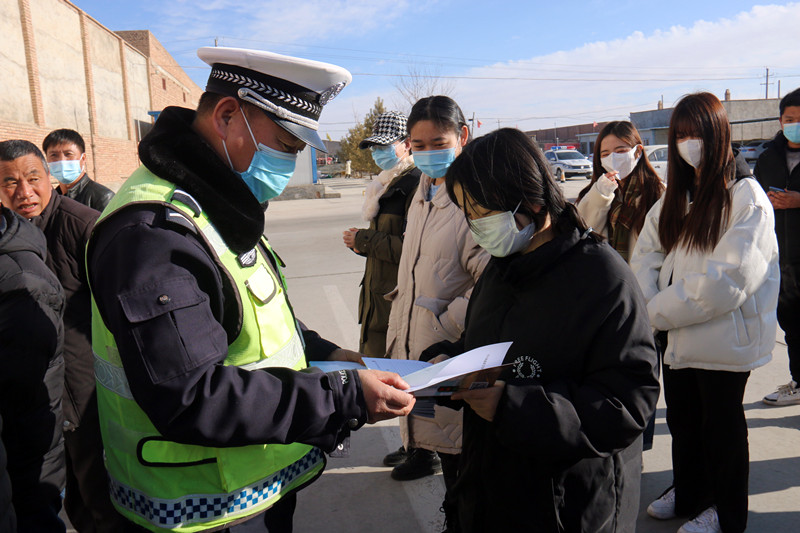 【平安春运交警同行】民勤公安交警走进运通驾校开展春运交通安全及“一盔一带”冬季交通安全宣传活动