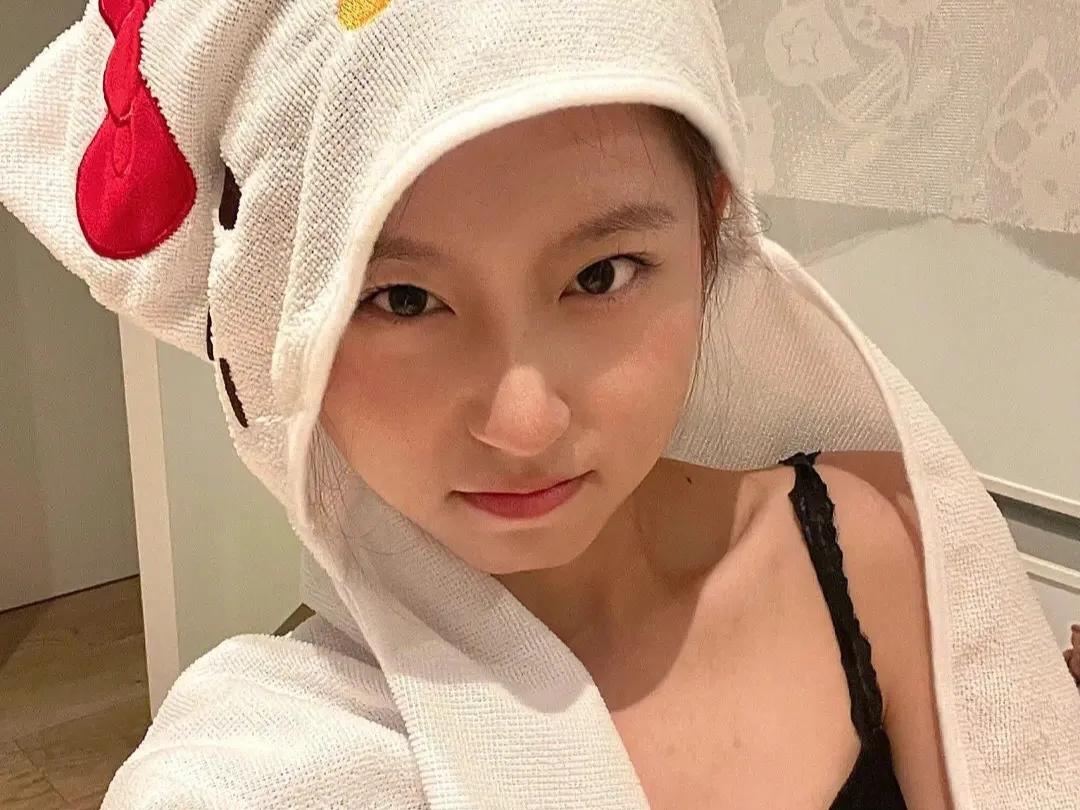 在她还没来得及反应的时候，他扣住了她的后脑勺狠狠的吻了上去