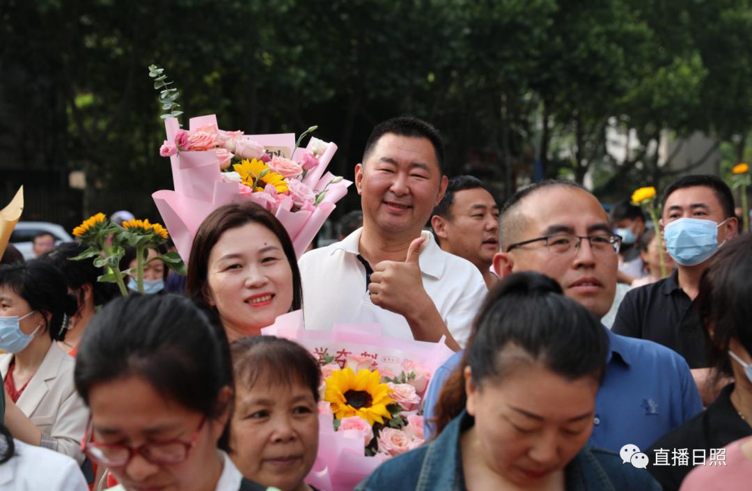 直击2023高考现场暖人瞬间,直击2023高考场外实拍视频