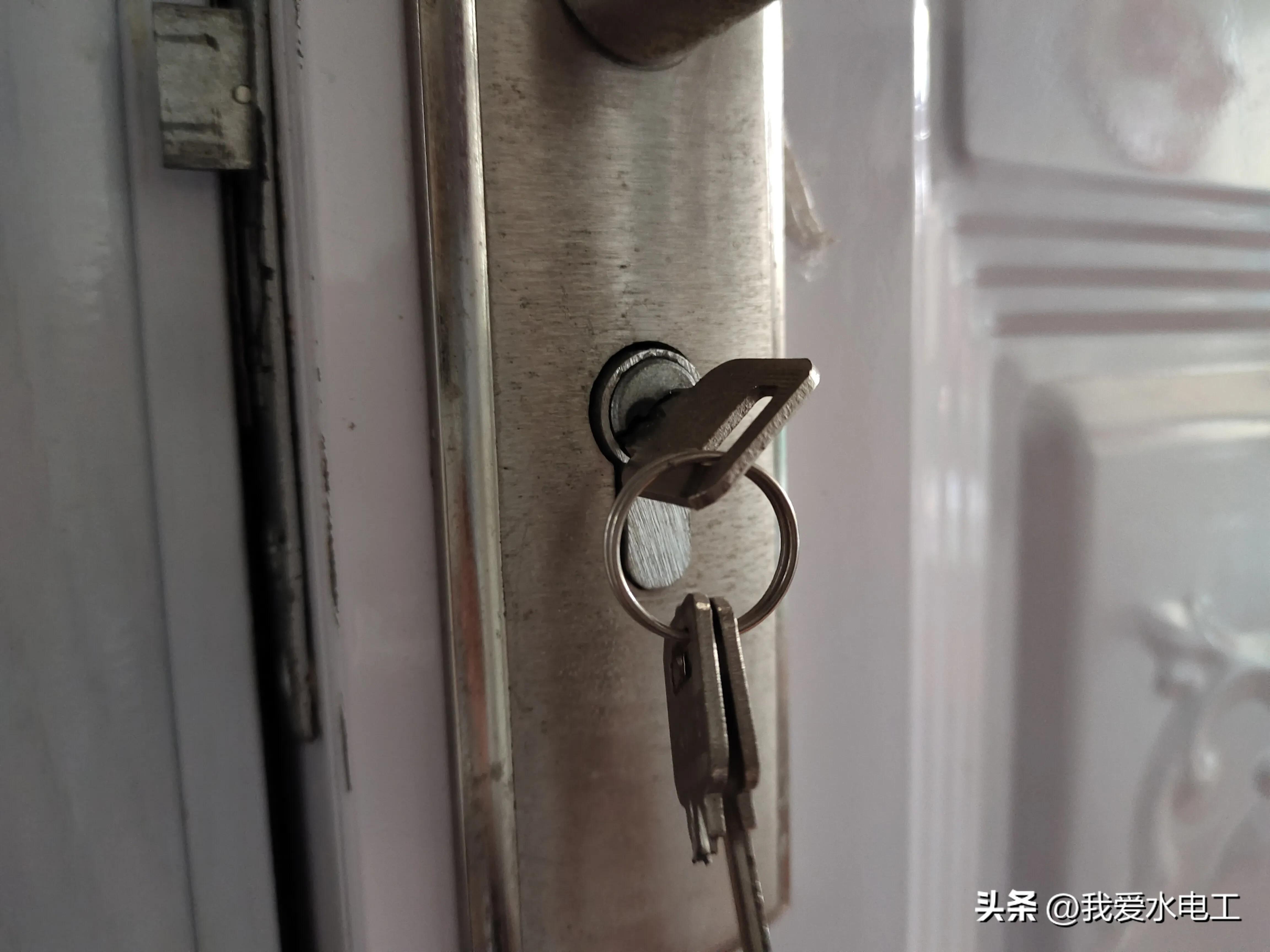 钥匙断了锁芯取不下来怎么办,钥匙断到锁芯里面怎么取出来