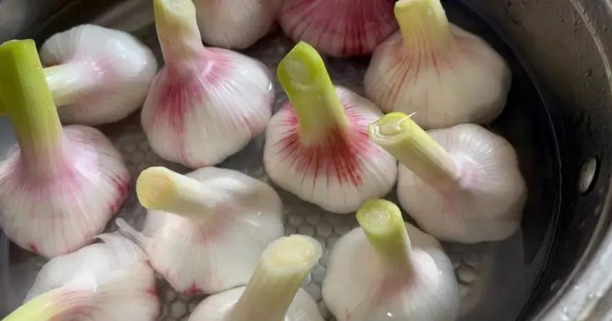 剥完蒜手辣怎么办,剥蒜伤指甲小妙招