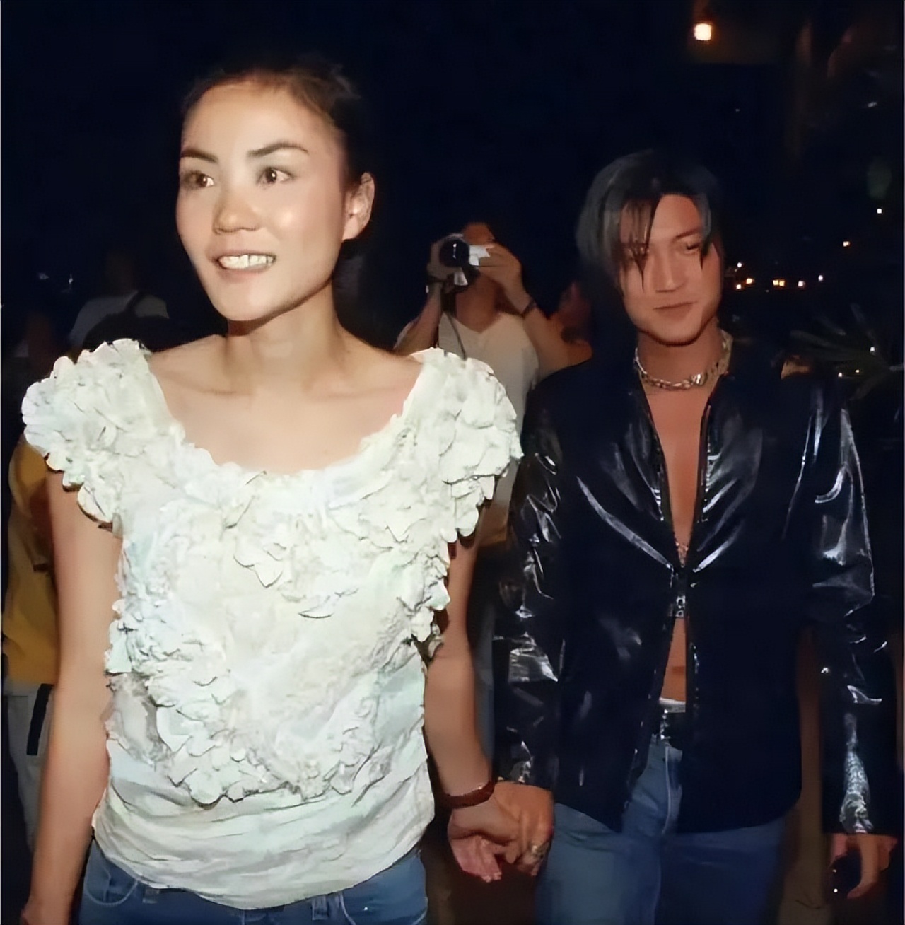 王菲谢霆锋机场公开亲密牵手,王菲谢霆锋机场牵手同框