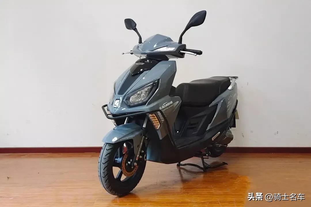 建设UFR全新踏板车，时尚、动感、售价为7680元