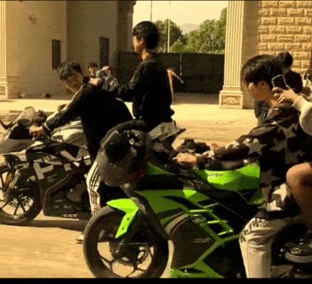 走路走累了躺下歇一歇,走路走累了坐地上