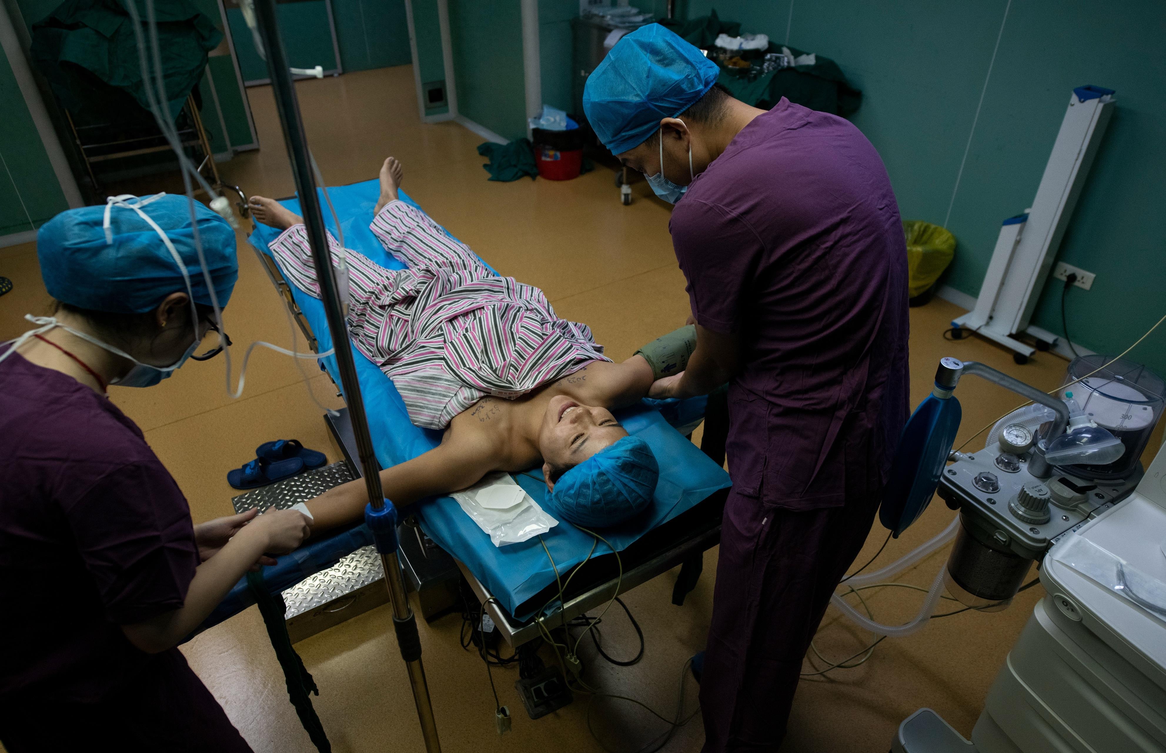 一位女明星隆胸5次,女演员隆胸