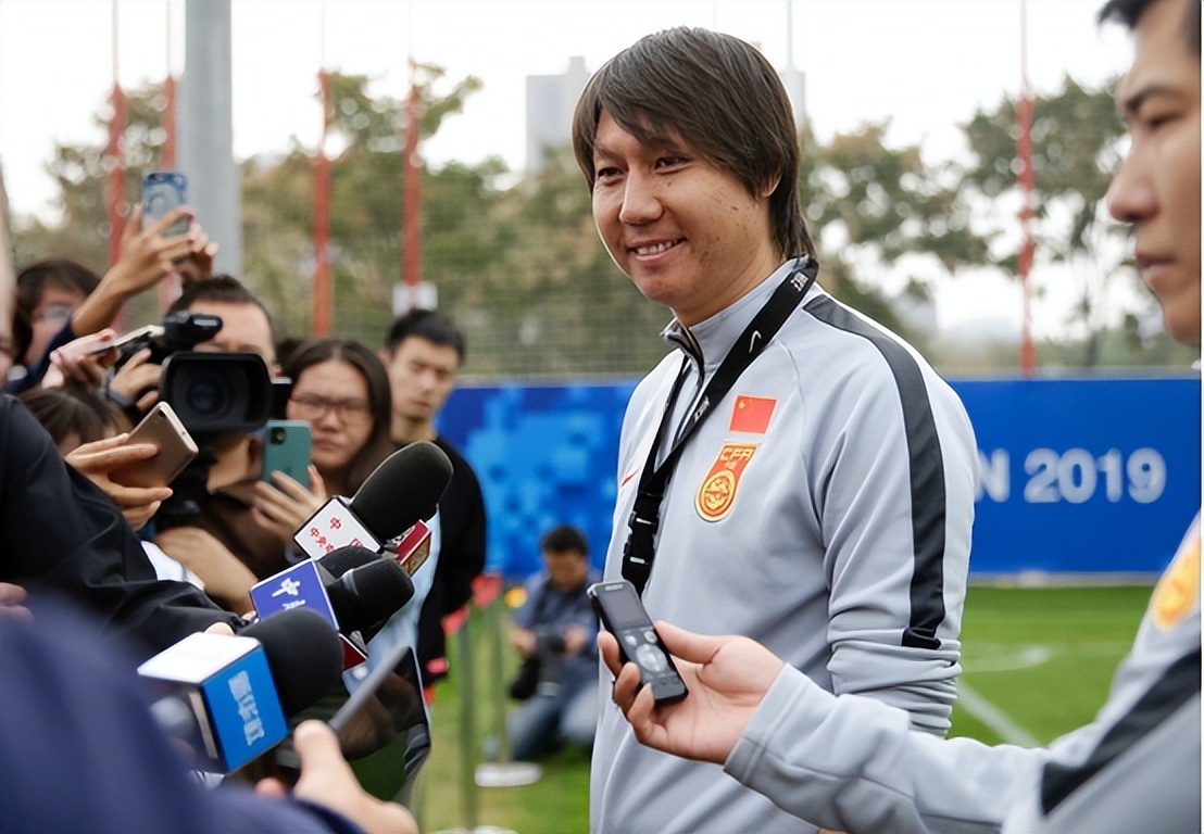 李铁有多贪？国足厨师爆料：想进去做饭得先交10万，球员要300万