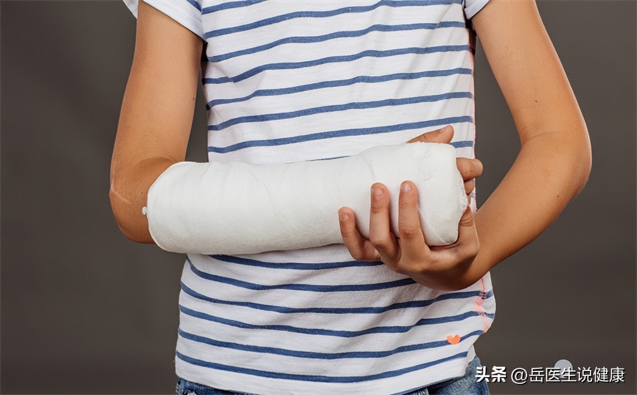 老年人腿无力、使不上劲？医生：补充2种营养素，有助于增强体质