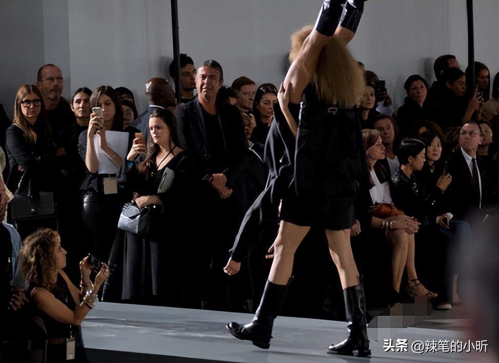 开裆裤,裸胸装,今年高奢大秀一个比一个奇葩,暴露就是时尚?