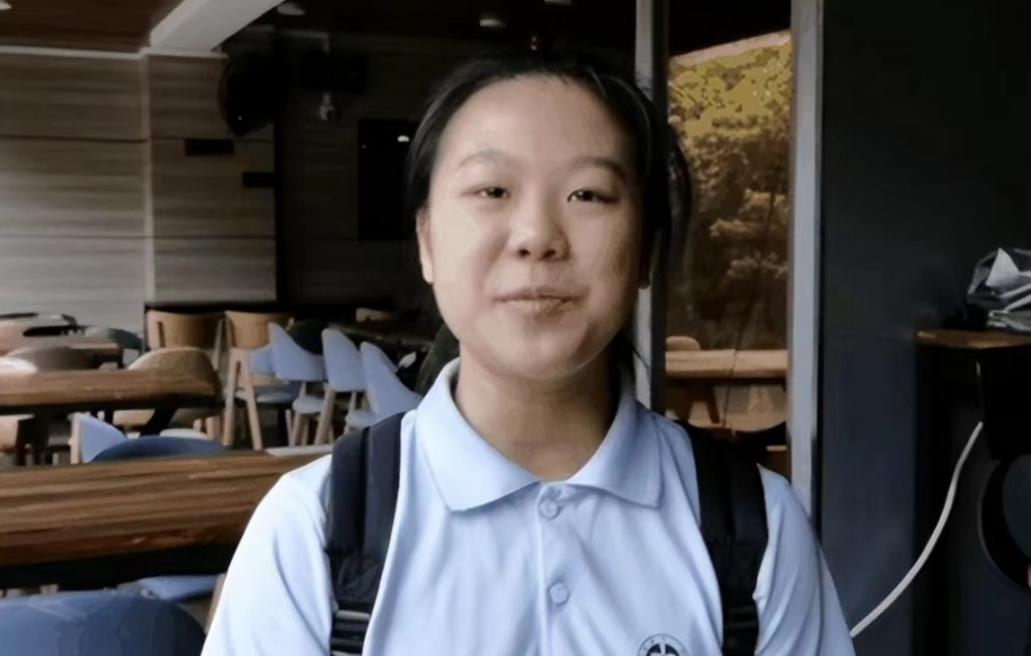 高考跳一字马女生成绩,高考第一个跑的女孩一字马