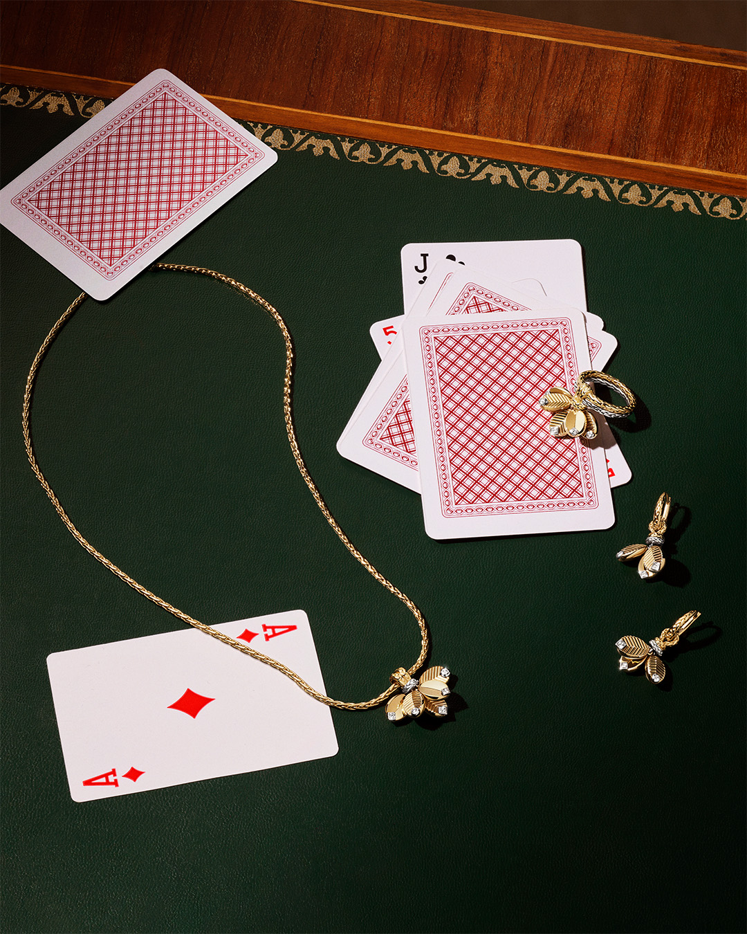 卡地亚携手艾丽·范宁倾情演绎全新GRAINDECAFÉ系列咖啡豆珠宝