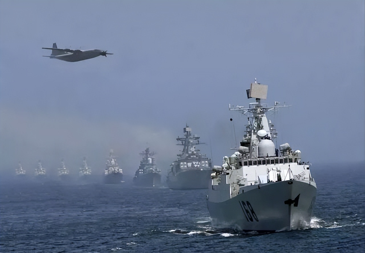 歼15对抗美军驱逐舰演练,歼15低空飞越美军驱逐舰视频