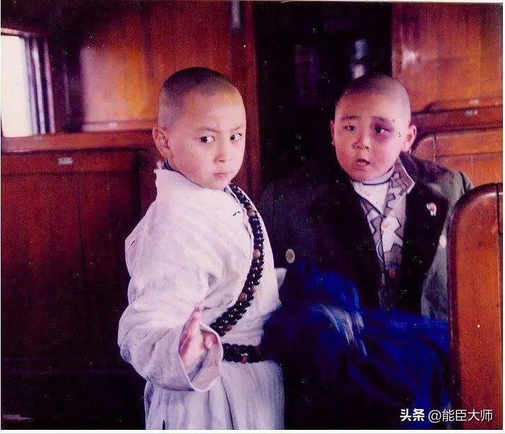 这俩小子当年有多红？不到10岁身价千万，给成龙做颁奖嘉宾