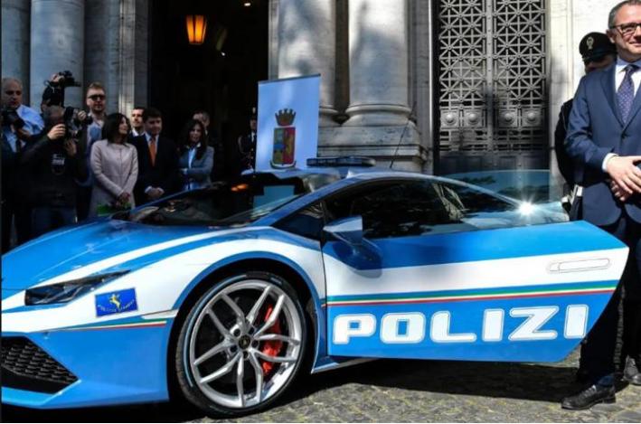 为了更好维护治安，用法拉利改装警车，这方面迪拜做得让人羡慕
