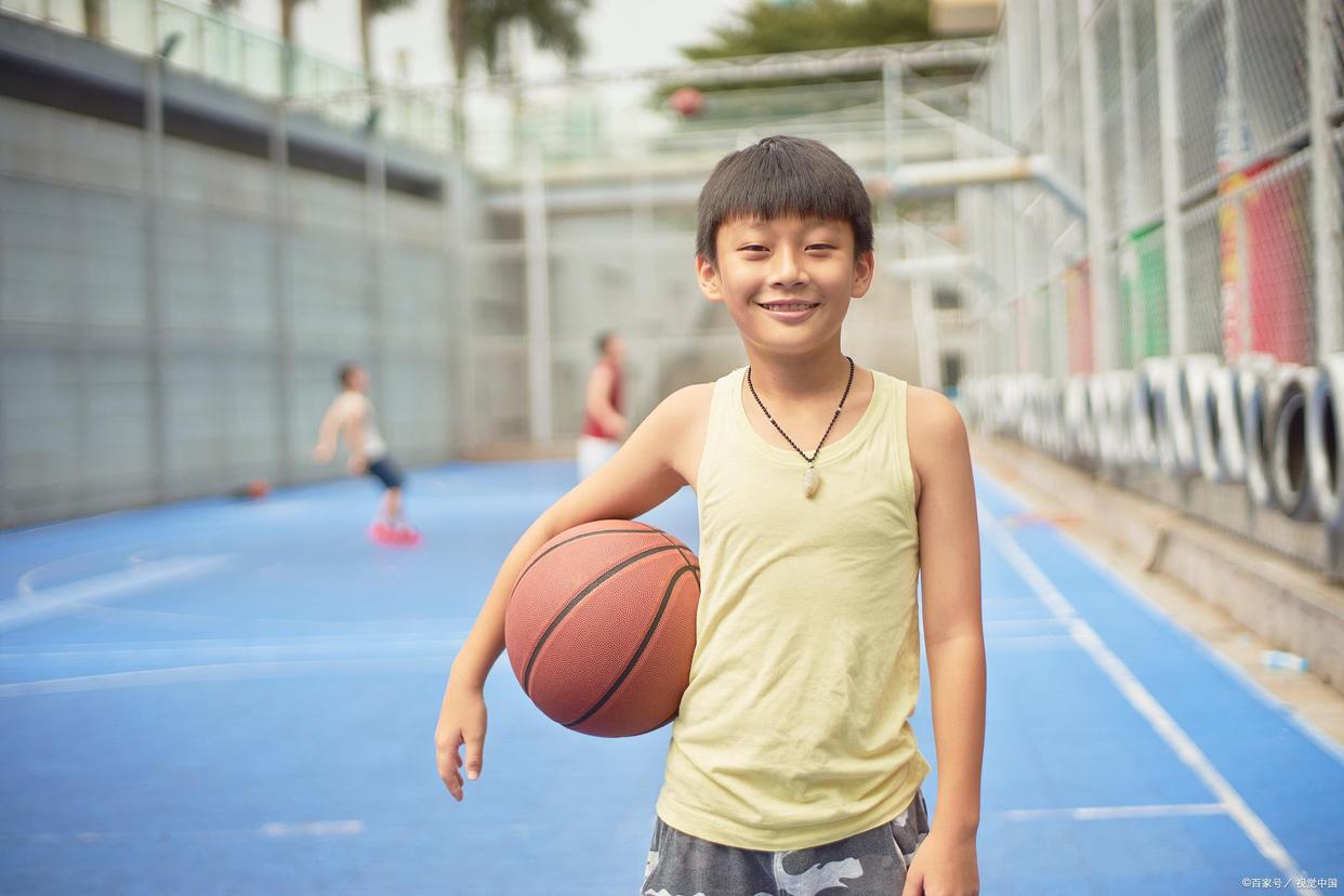 青春期男孩变声还能长高多少,男生猛长高后多久变声