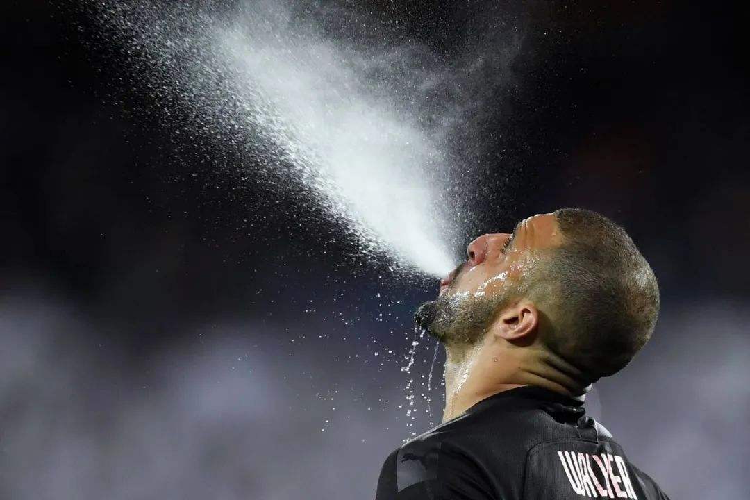 球员为什么在球场上吐痰,有人在球场吐痰怎么办