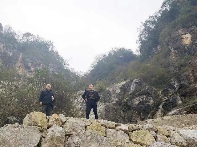 当年的钓点早已无鱼可钓，但鱼就在水中，真正的垂钓者都能看见