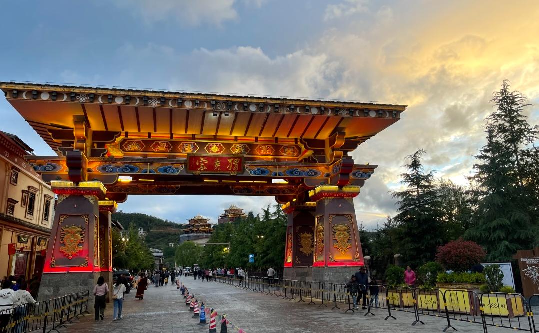 网络大V行走进香格里拉3959万流量共享雪域高原上的全民狂欢