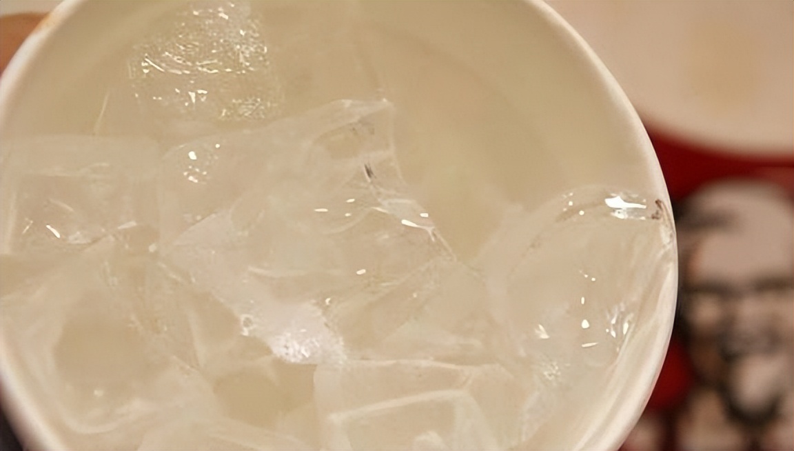 为什么家里冻的冰块发白,为什么外面买的冰块有洞