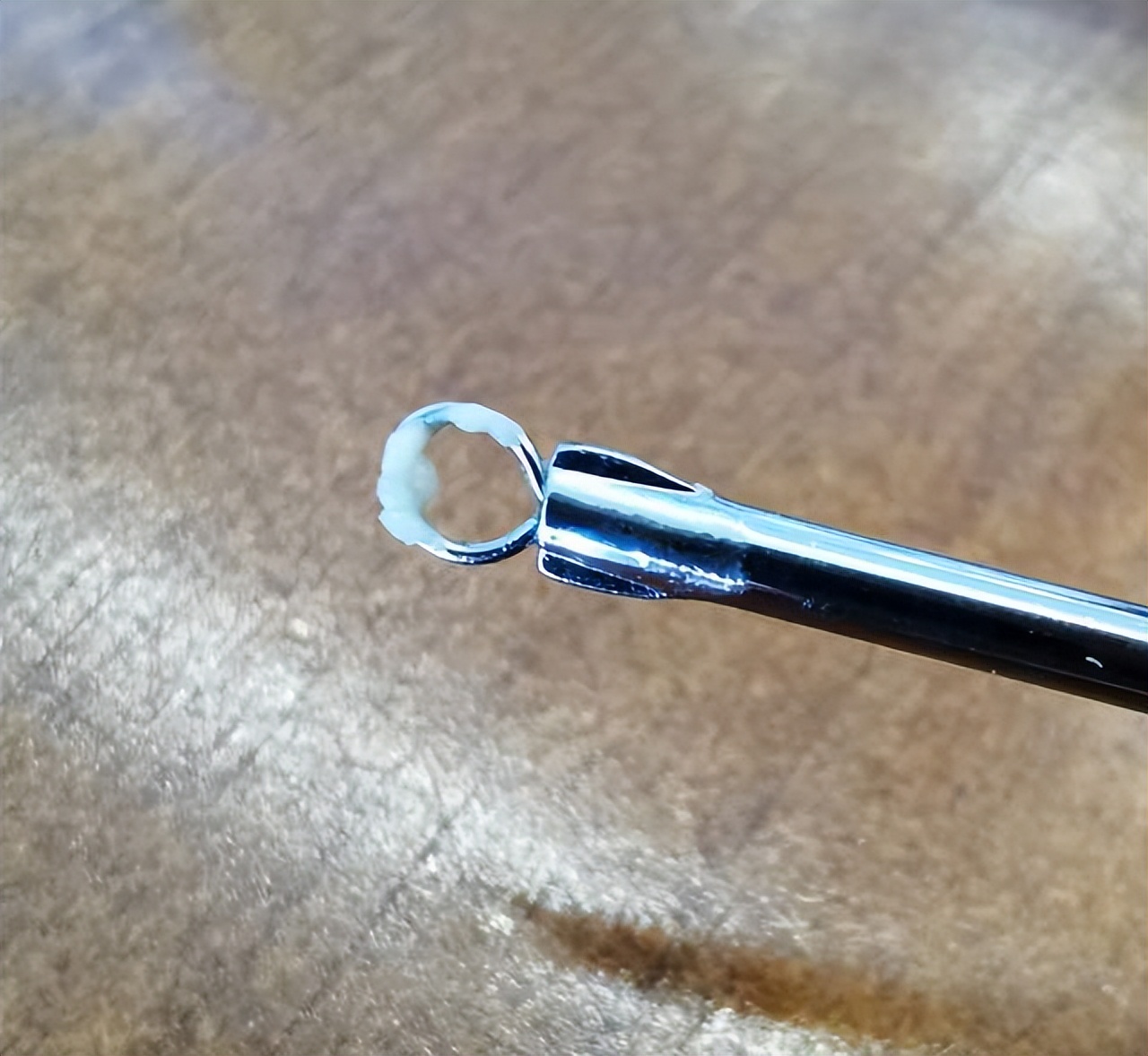 眉心鼻翼和下巴长粉刺为什么,鼻头上起粉刺什么原因引起的图片