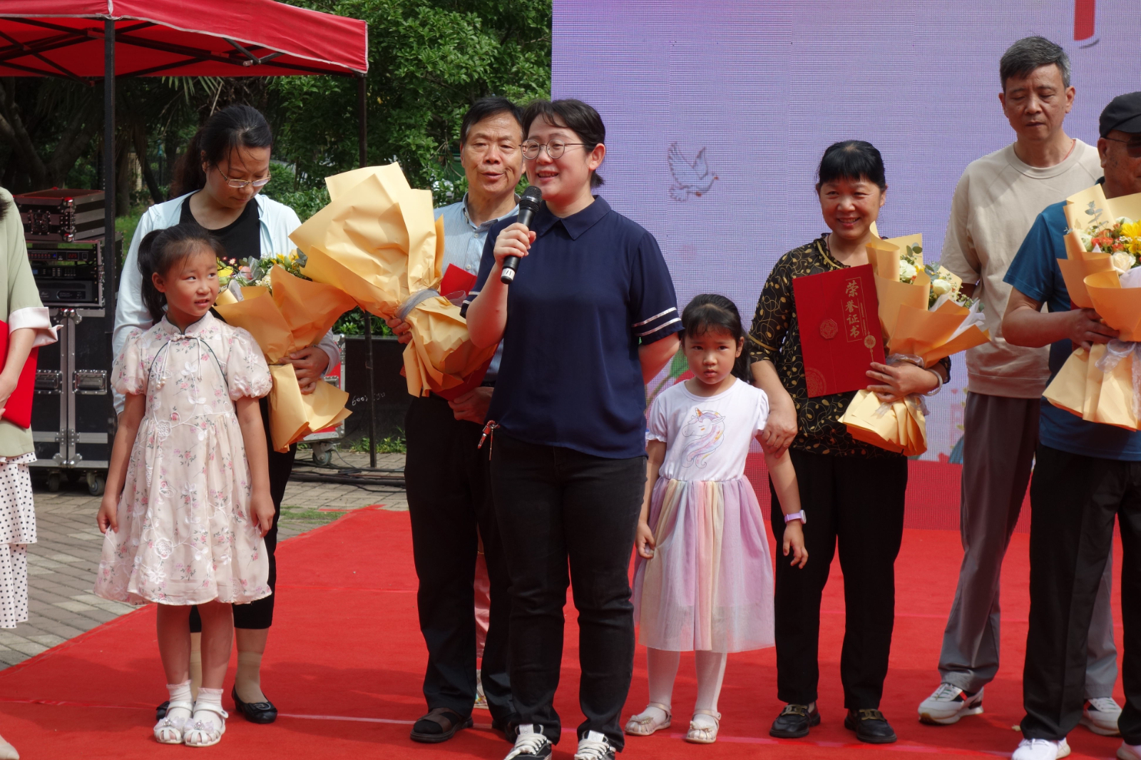 赴梅林花园社区开展主题党日活动,杨柳湖社区举办主题党日活动