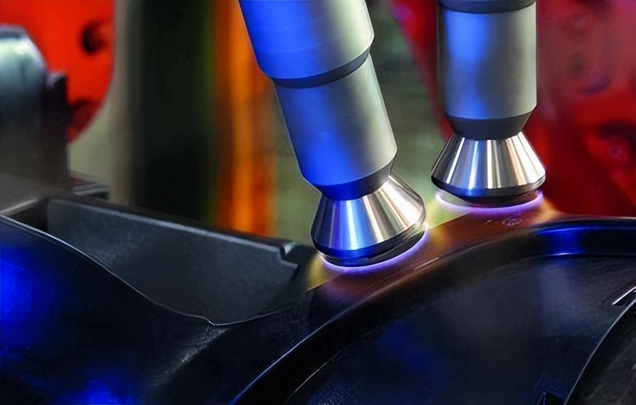 均匀磁化等离子体的碰撞反应