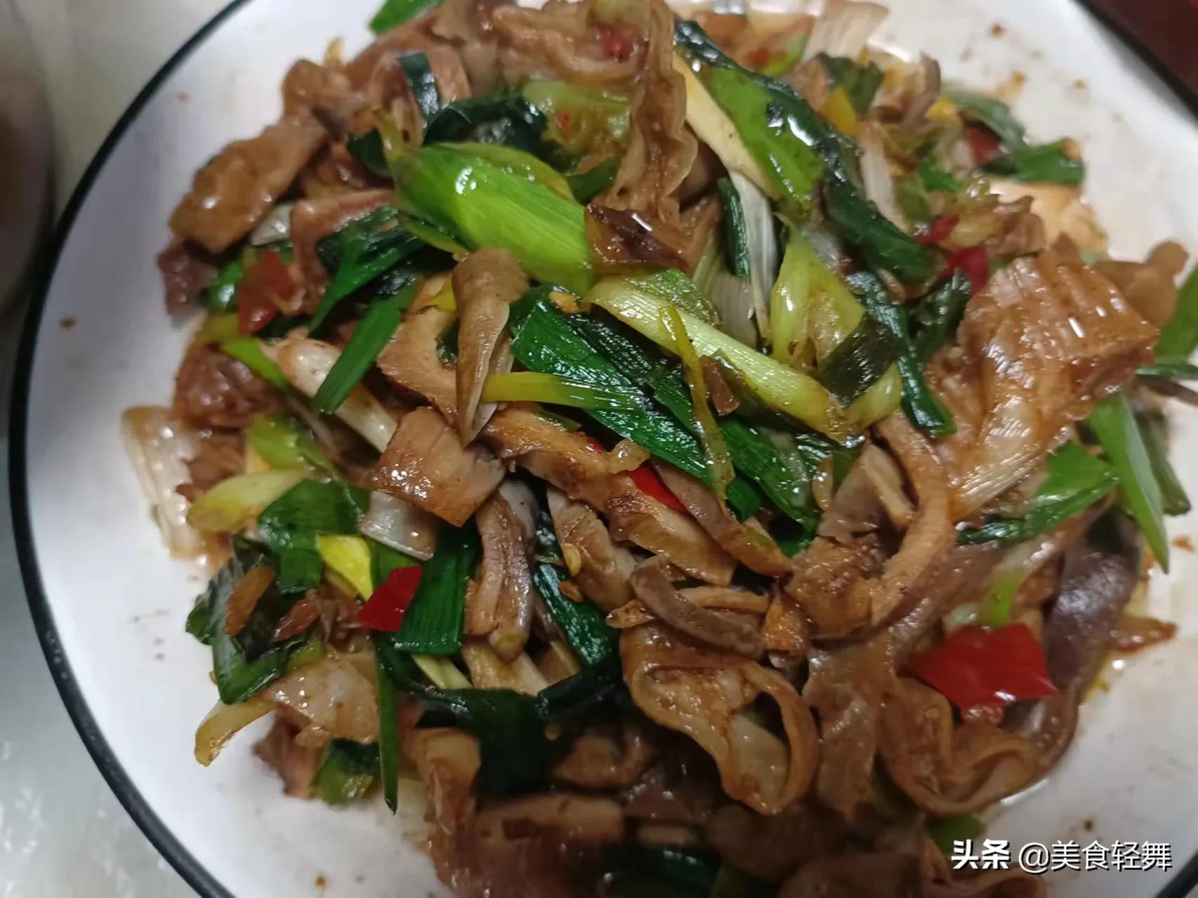 去女友家拜年，妈妈做了13道菜，男友却没敢动筷，网友：太不讲究