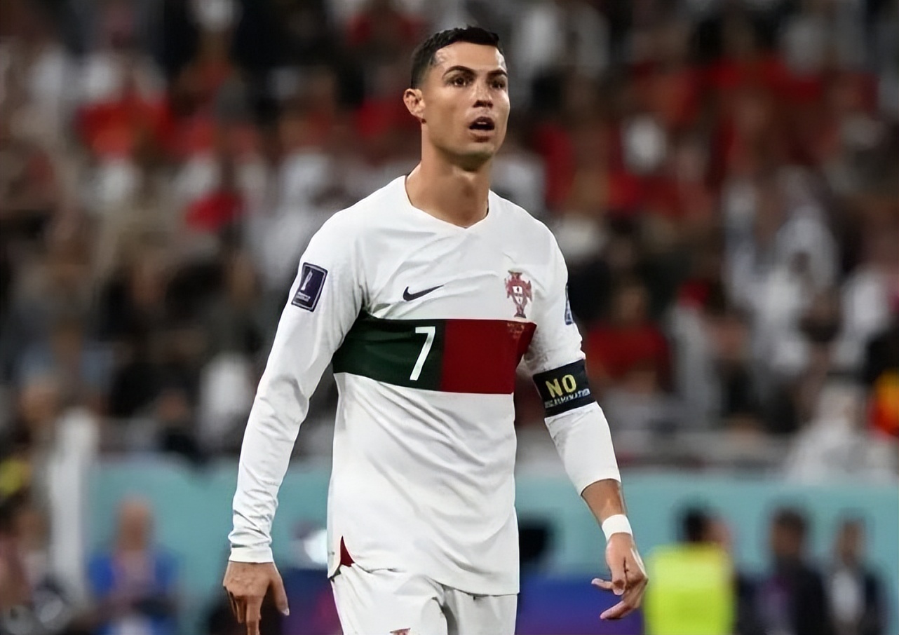 葡萄牙止步八强C罗掩面而泣，女友公开维护，李现武艺等发文致敬