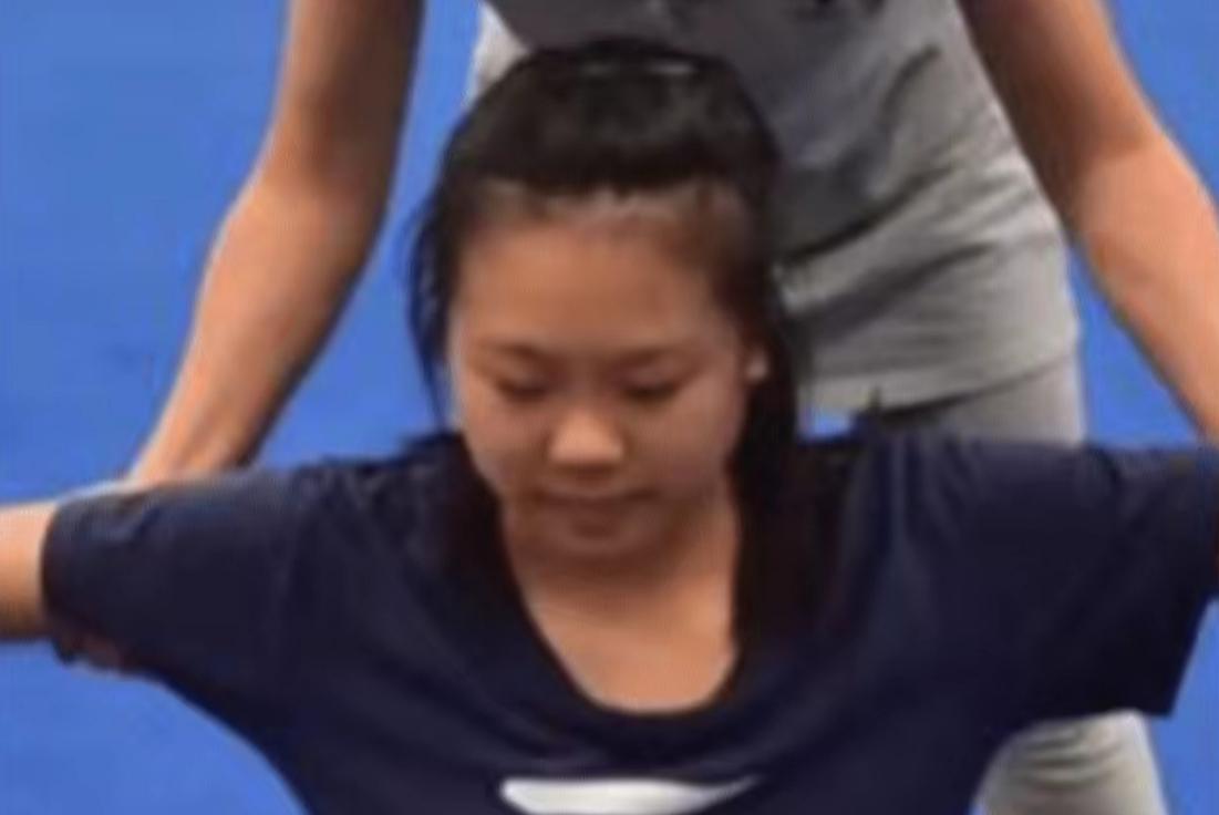 高考跳一字马女生成绩,高考第一个跑的女孩一字马