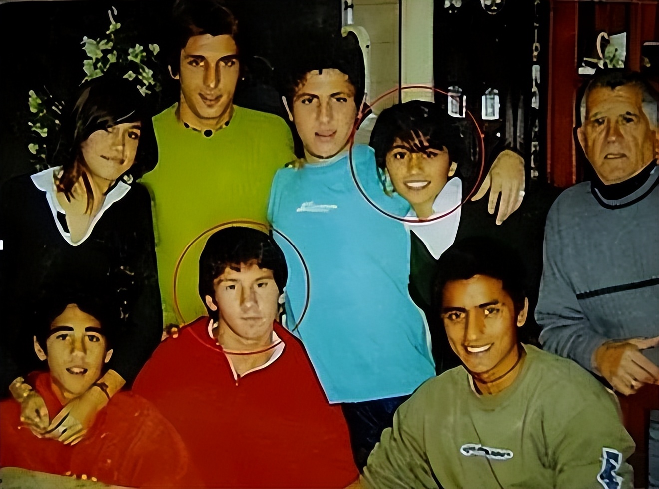 太甜了梅西与妻子在机场深情拥吻,梅西9岁时对她一见钟情