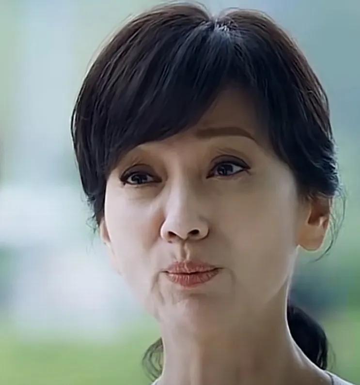 女士28岁开始衰老紧致护肤品,护肤品不一定贵就是好的