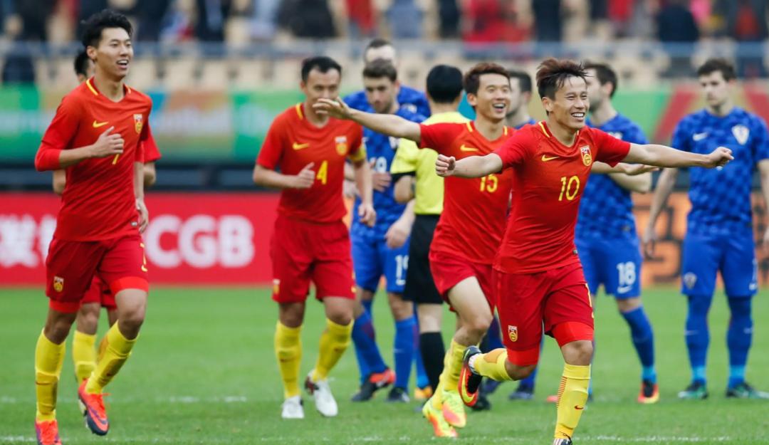 利瓦科维奇踢中超,利瓦科维奇拿球出禁区