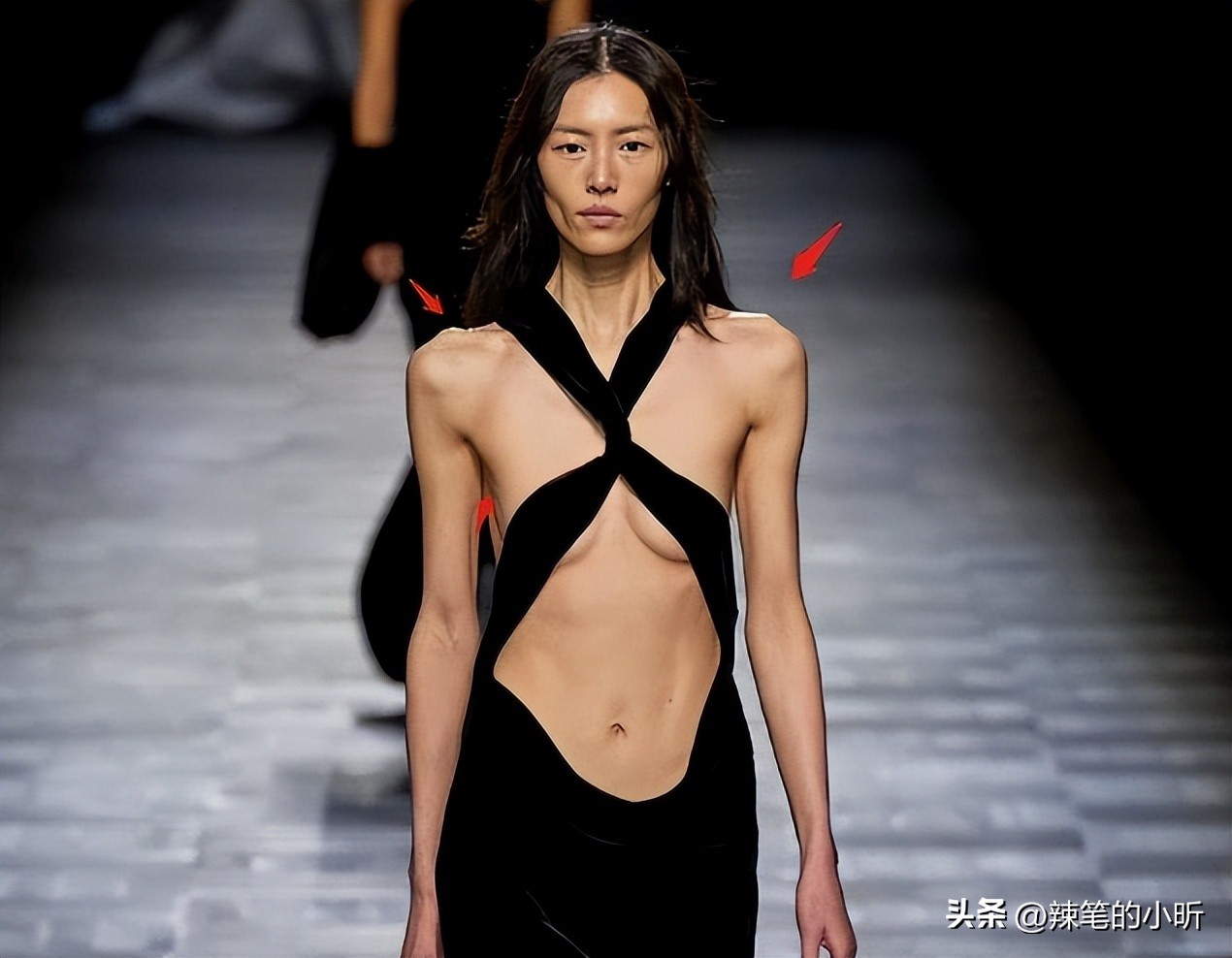 开裆裤,裸胸装,今年高奢大秀一个比一个奇葩,暴露就是时尚?