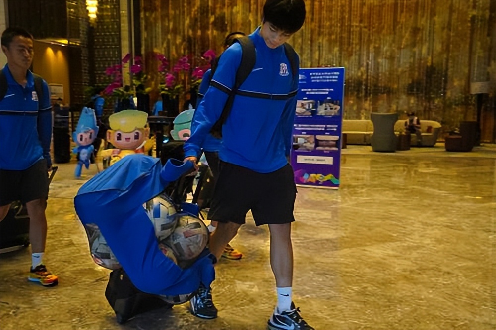 足球新人报到,足球运动员黄金期