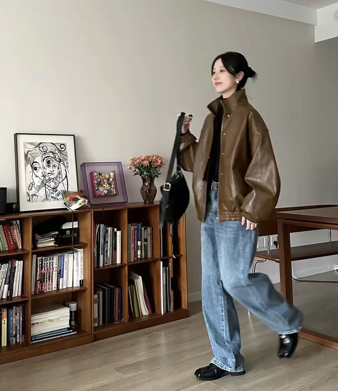 黑色皮衣怎么搭配才显高级,绯红色皮衣怎么搭配秋冬