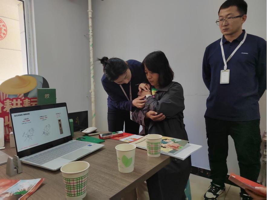 【基层治理】高伦特社区：手机贴膜进社区便民服务暖人心