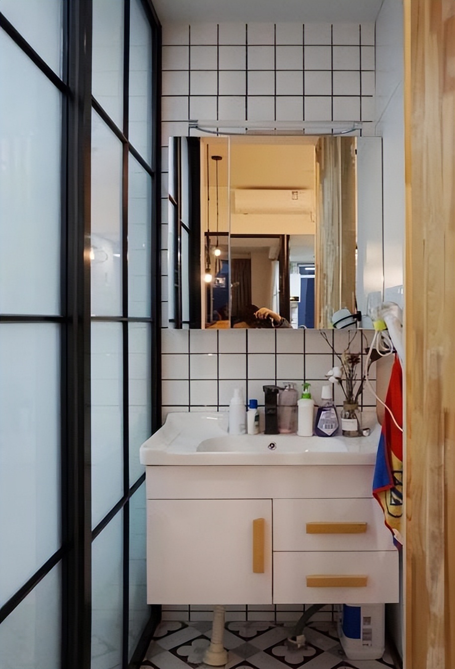 51㎡小宅，硬在衣柜上空“隔出”次卧，朋友不解！完工都夸太机智