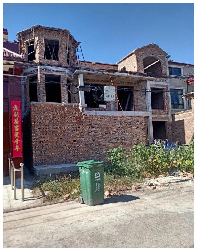 农村建房从墙上摔下来受伤谁负责,农村建房工人自己跌落怎么赔偿