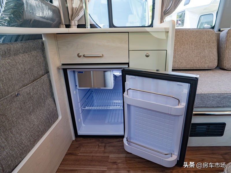 低顶丰田海狮房车布局,丰田海狮9座改装房车可做饭洗澡