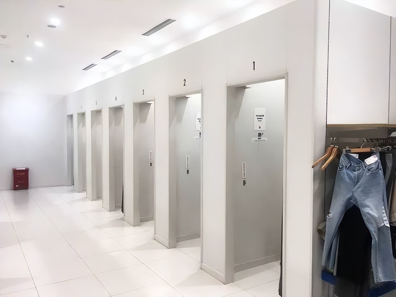 为什么不能穿试衣间里的鞋？服装销售说出实情，看完突然“后怕”