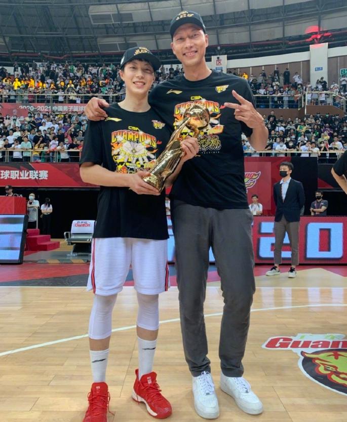 易建联身价上亿迎娶巴西宝贝,易建联妻子荆灵个人资料