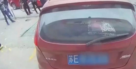 女子占道停车10多天车被铲车铲走,女子占小吃摊位停车20天